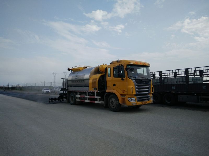 沥青洒布车型号0845，，，，，，松科高速白城施工